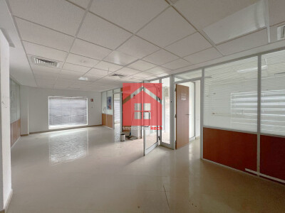 Magasin avec deux facades sur la rue principale à louer