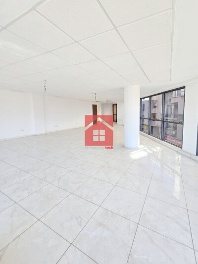 Bureau avec Deux Facades à Louer