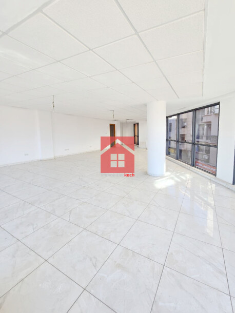 Bureau avec Deux Facades à Louer-1