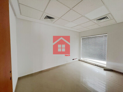 Magasin avec deux facades sur la rue principale à louer