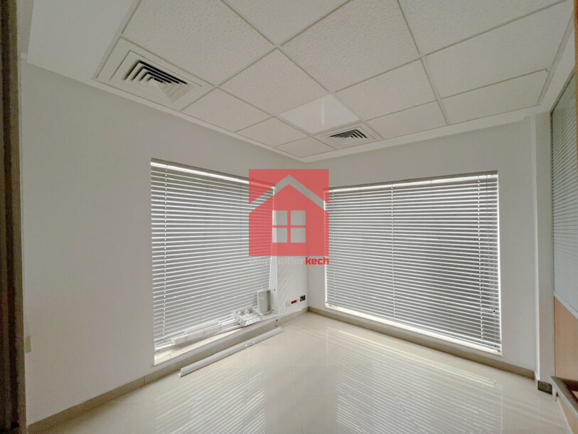 Magasin avec deux facades sur la rue principale à louer-2