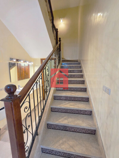 Elégante villa meublée avec piscine à vendre